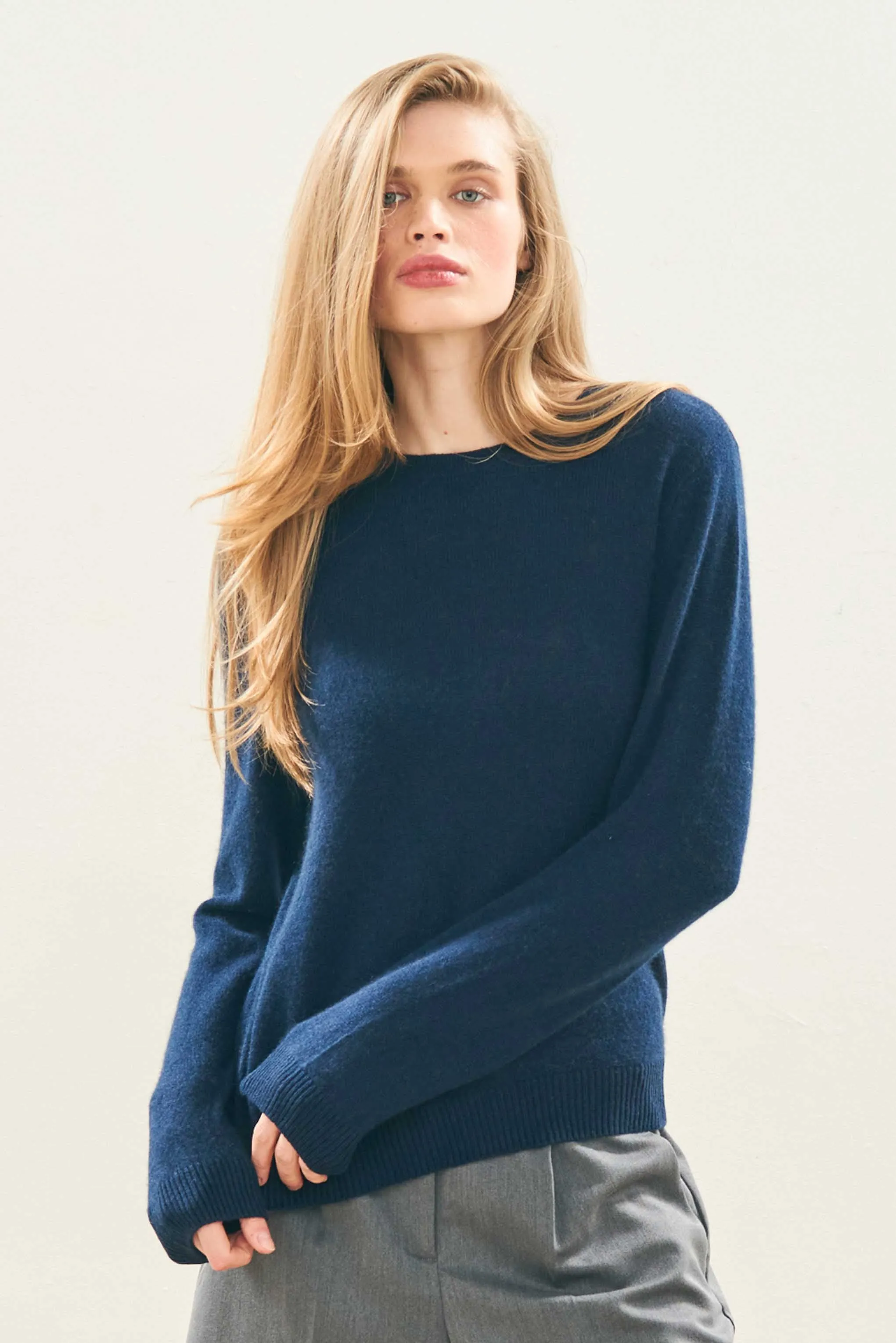 Cashmere Lightweight Crew in Navy